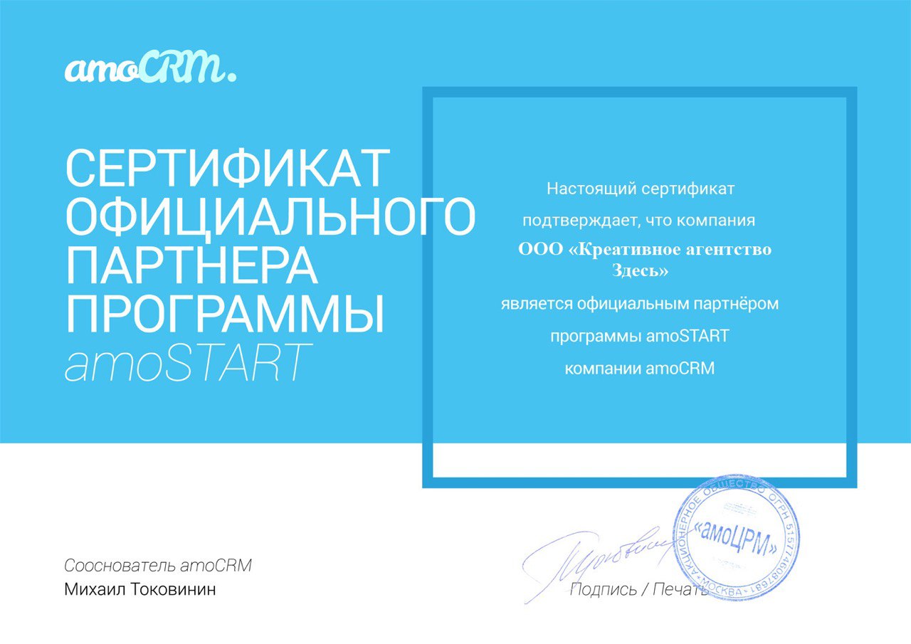 Двое деловых партнеров пожимают руки на фоне современного офиса